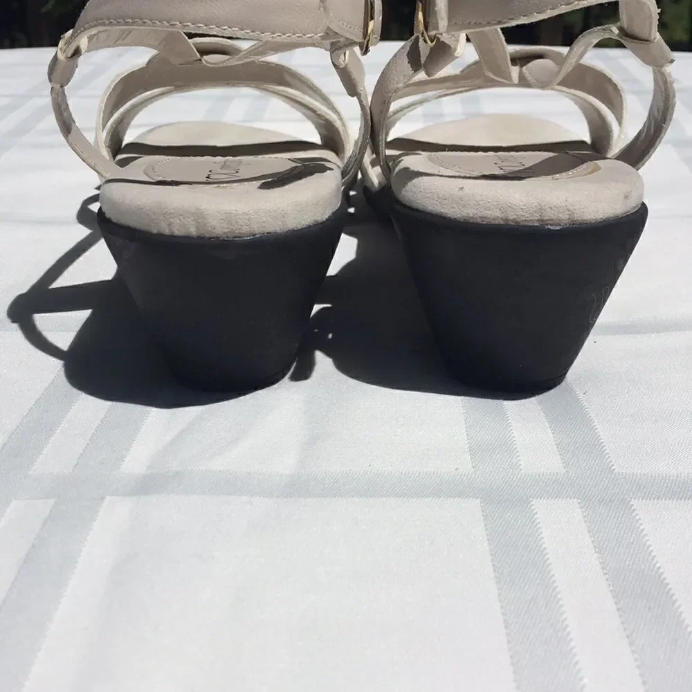 Strictly Comfort 8.5 Med Taupe Women's Summer Sandals Excellent Condition